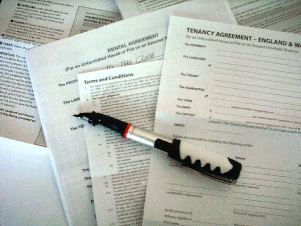 Documents contractuels, illustrant la rédaction d'une clause bénéficiaire d'assurance vie