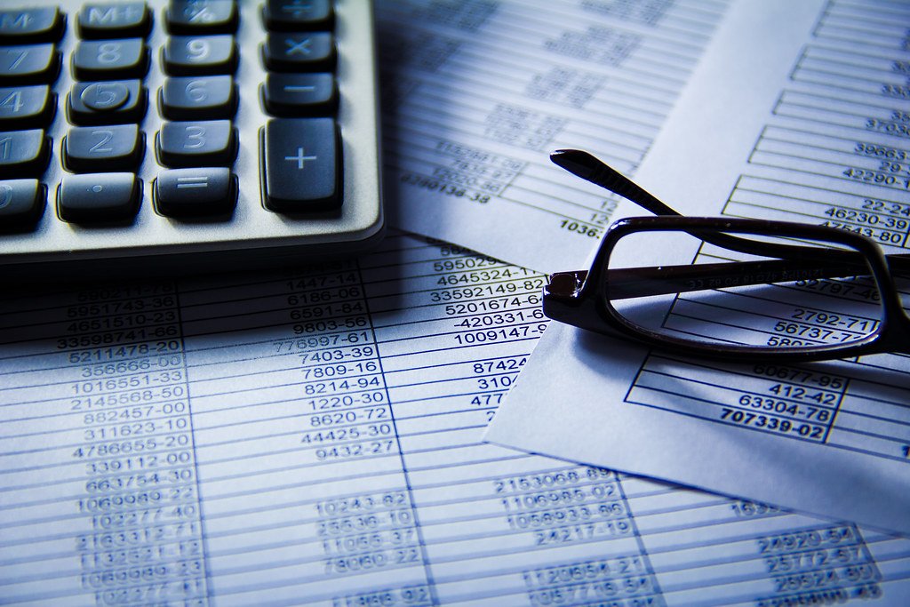 Calculatrice et chiffres de finance, illustrant la répartition entre fonds euros et unités de compte