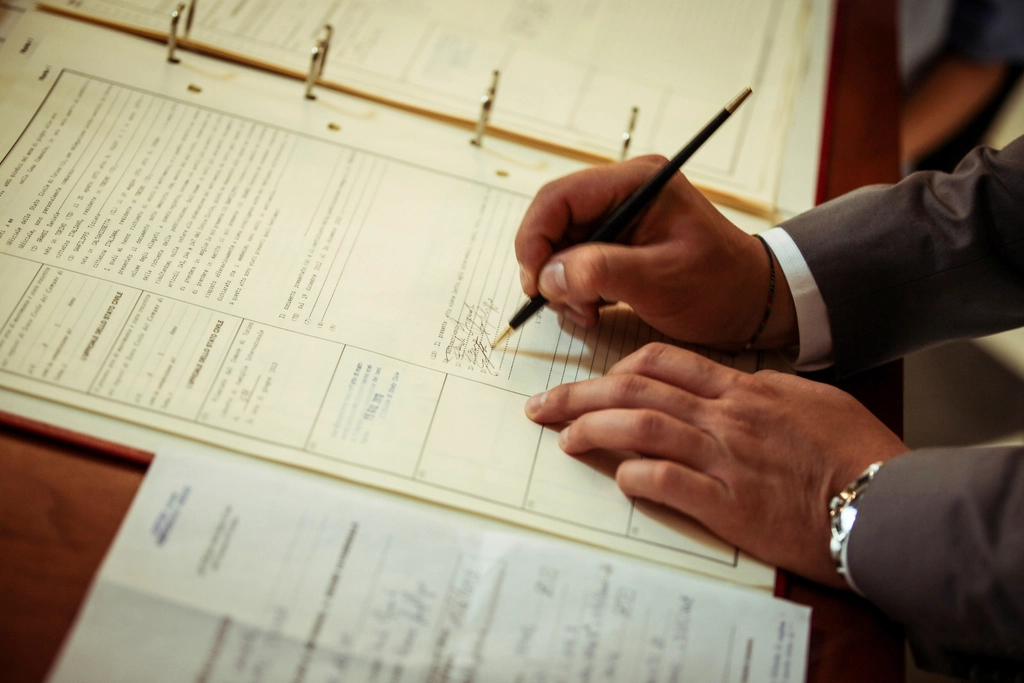 Signature d'un contrat, illustrant l'ouverture d'une assurance vie en ligne