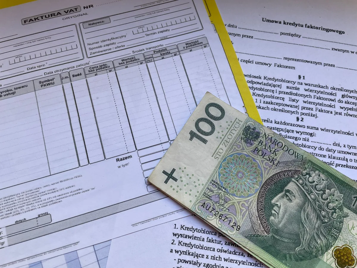 Brochure tarifaire bancaire imprimée posée sur un bureau, ouverte sur un tableau de frais